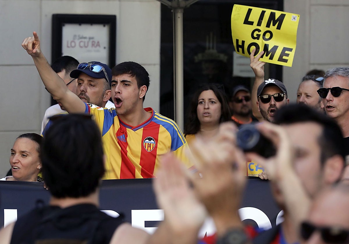 Aficionados valencianistas, en una manifestación contra Peter Lim.