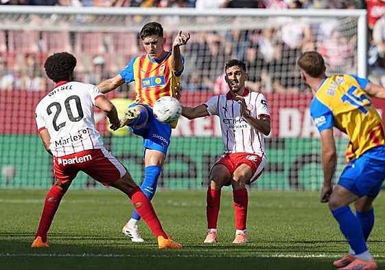 Pepelu, despejando ante el Girona.