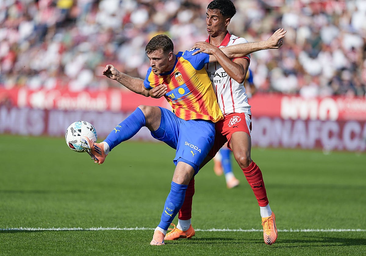 Lucas Beltrán protege el balón ante Vitor Reis.