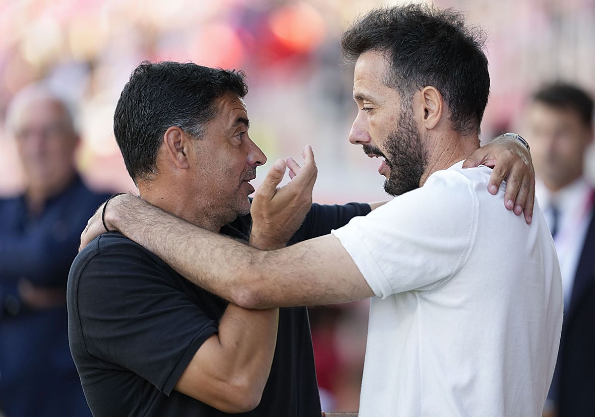 Míchel y Carlos Corberán charlan antes del partido entre el Girona y el Valencia.