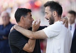 Míchel y Carlos Corberán charlan antes del partido entre el Girona y el Valencia.
