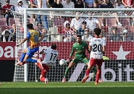 Momento del remate de Diego López que hizo subir al empate.