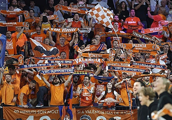 La afición del Valencia Basket, durante el partido ante la Virtus.