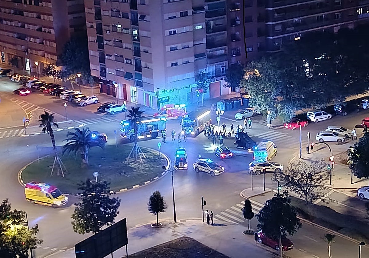 Policías locales y bomberos junto a los dos coches implicados en el accidente.
