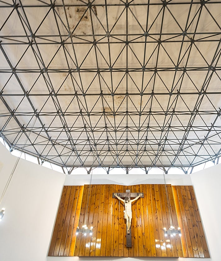 Imagen secundaria 2 - Gómez-Ferrer, con uno de los padres dominicos que reside en El Vedat; abajo, dos detalles constructivos de la iglesia del Teologado.