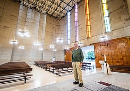Álvaro Gómez-Ferrer posa en el interior de la iglesia.