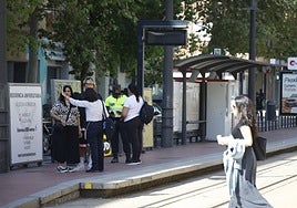Técnicos de Metrovalencia avisan a los usuarios que el tranvía no circula.