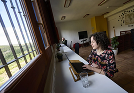 Una nómada digital en un 'coliving', en Culla.