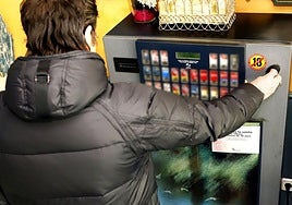 Una mujer compra tabaco en una imagen de archivo.