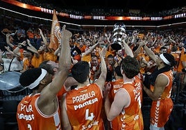 Los jugadores del Valencia Basket celebran con la afición del Roig Arena el título de la Supercopa ACB conquistado en Málaga.