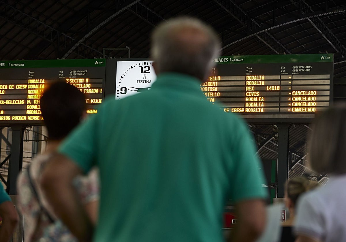 Panel de horarios en la estación del Norte.
