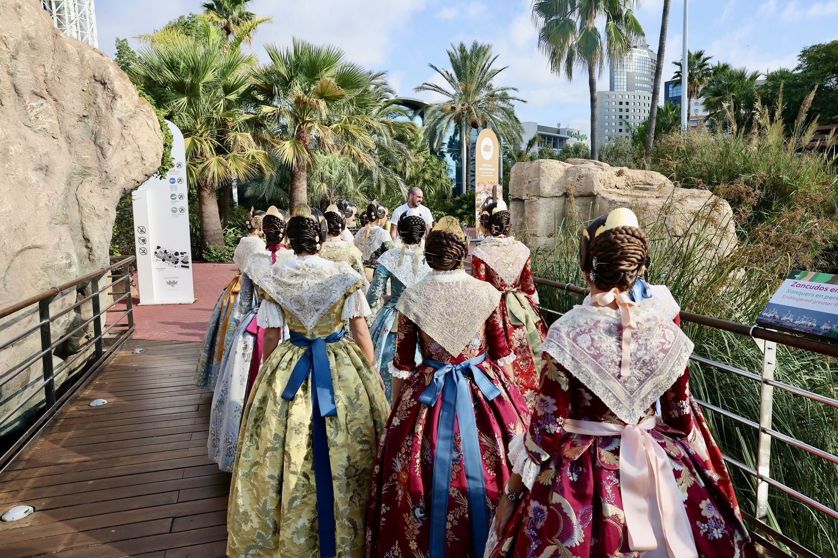 Las candidatas a fallera mayor de Valencia visitan l&#039;Oceanogràfic