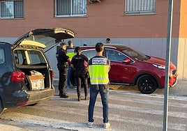 Varios policías trasladan a uno de los detenidos a una comisaría para interrogarlo.