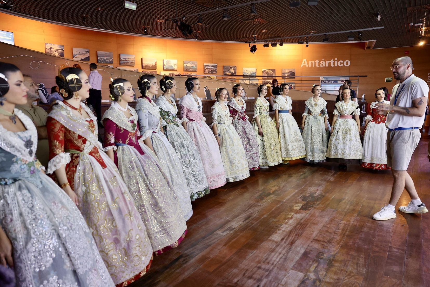 Las candidatas a fallera mayor de Valencia visitan l&#039;Oceanogràfic