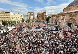 La plaza de la Virgen, repleta de valencianos este domingo por la mañana.