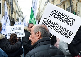 Un hombre se manifiesta en defensa de las pensiones, en diciembre de 2022.
