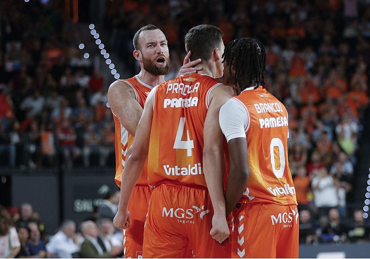 El Valencia Basket celebra una canasta en el Roig Arena.