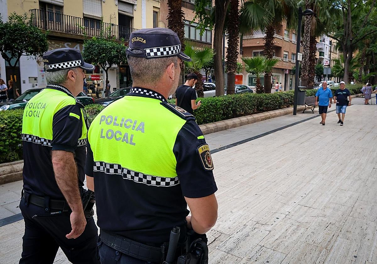 Agentes de patrulla en una avenida de Torrent.
