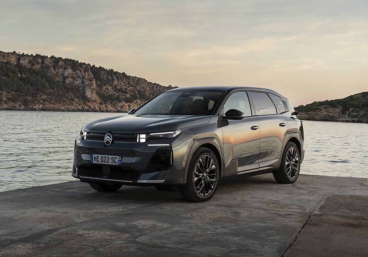 El nuevo C5 Aircross crece hasta los 4,65 metros de longitud e incorpora la nueva imagen de marca de Citroën.