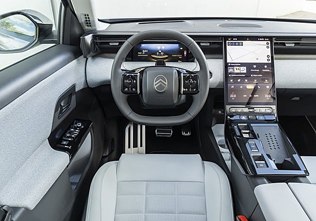 Pantalla central vertical y cargador inalámbrico para el teléfono móvil.