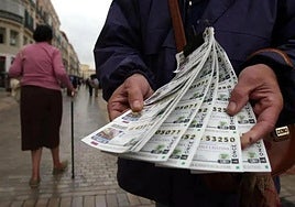 Un vendedor de la ONCE en una imagen de archivo.