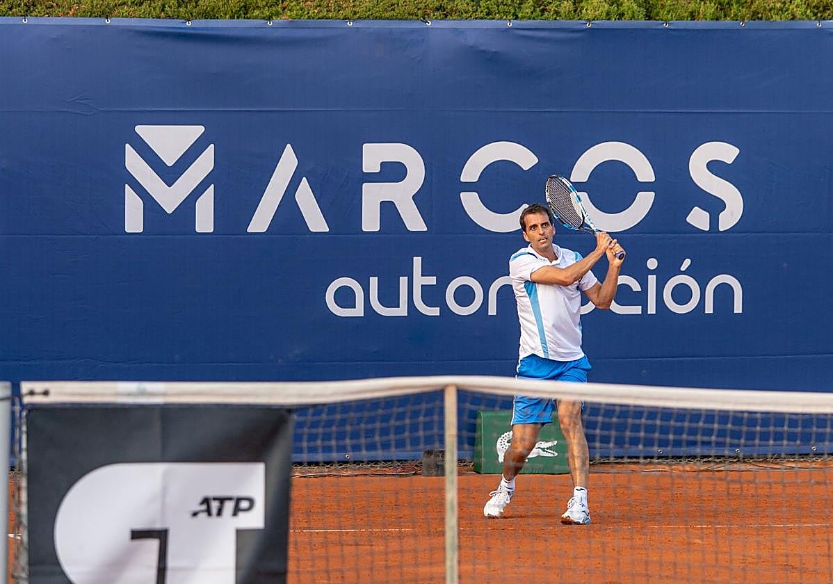 Albert Ramos golpea la bola en su partido ante Pedro Martínez Portero.