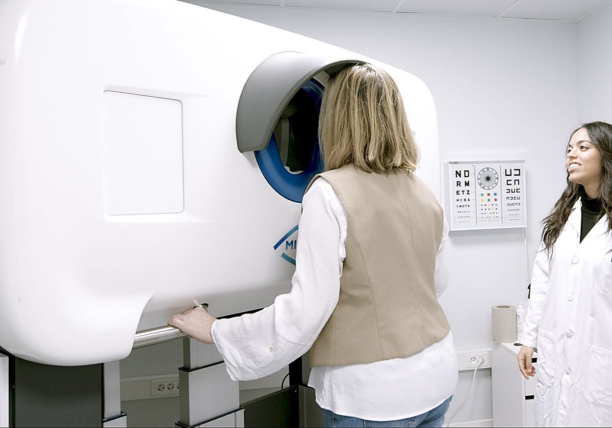 Una paciente, supervisada por una profesional, sigue las instrucciones de Doria.