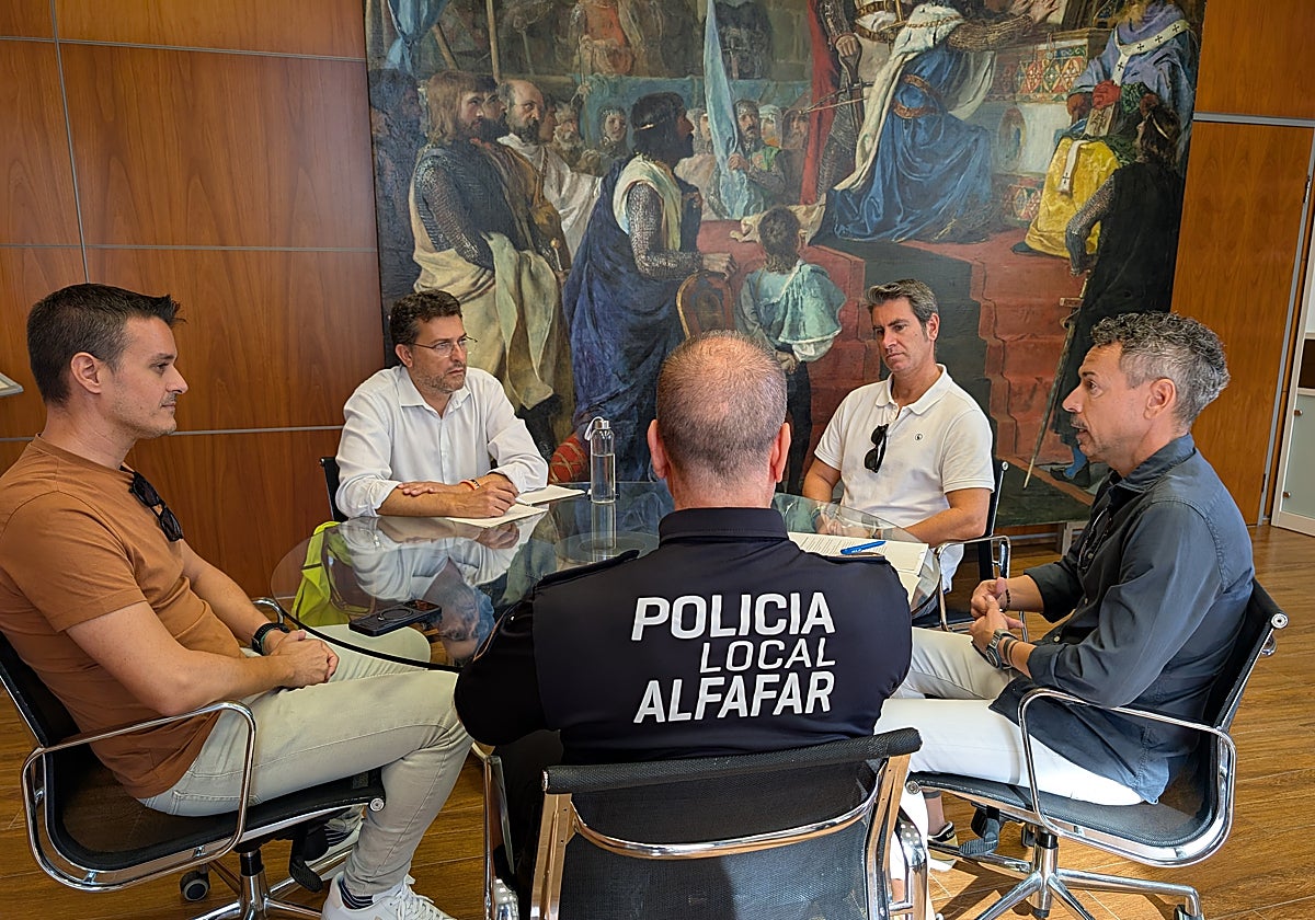 Adsuara se reune con los sindicatos y la Policía Local.