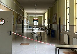 Pasillo del colegio cerrado por el desprendimiento.
