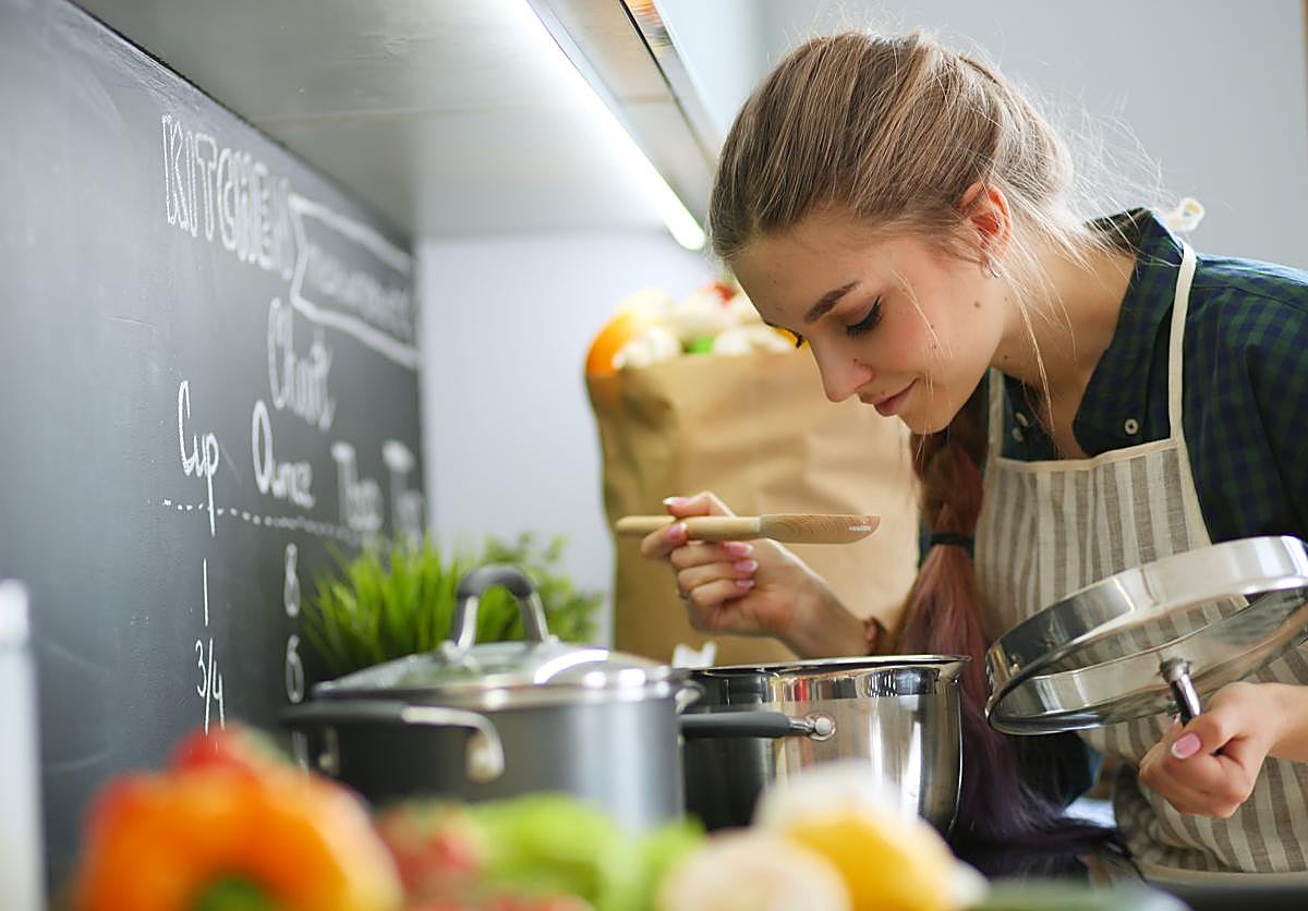 Cocinar de forma consciente es clave para mantener una alimentación saludable después de las vacaciones.