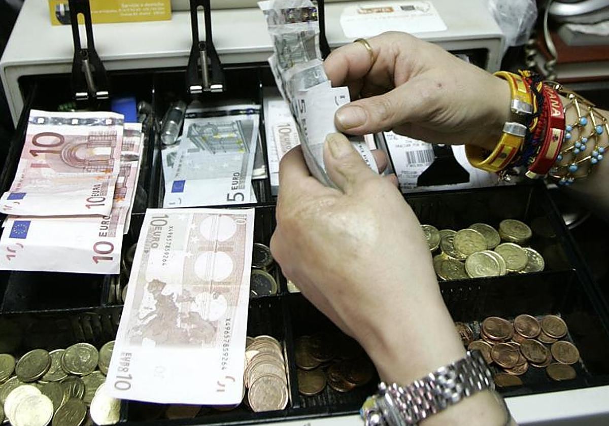 Dinero en una caja registradora, en una imagen de archivo.