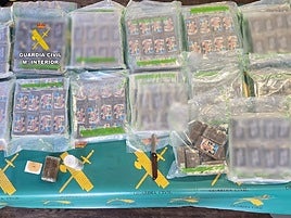 La droga intervenida por los agentes en el puerto de Dénia.