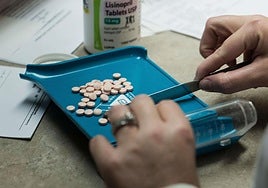 Una farmacéutica prepara una dosis de medicamentos, en una imagen de archivo.