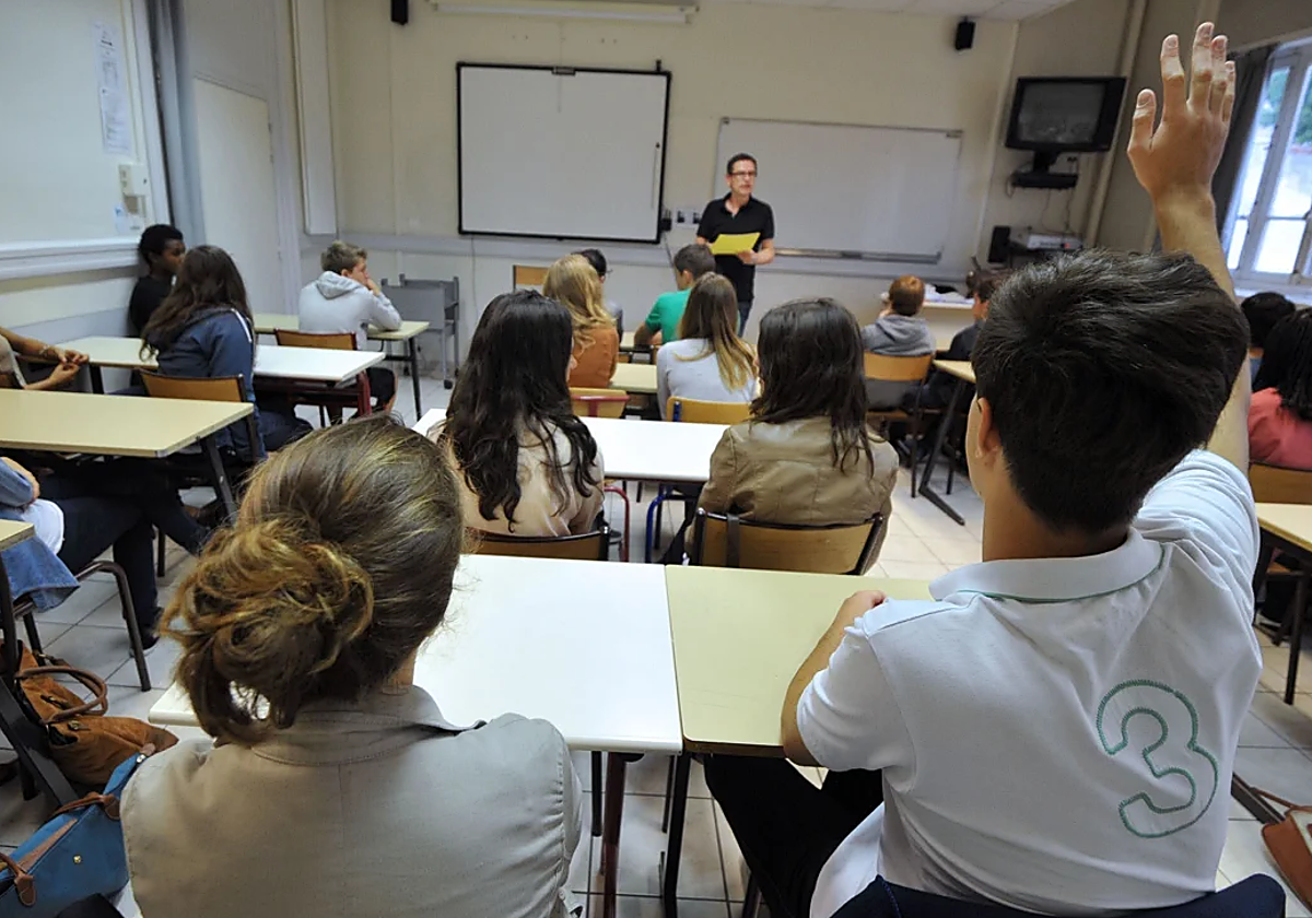 Un profesor imparte una clase en un colegio.