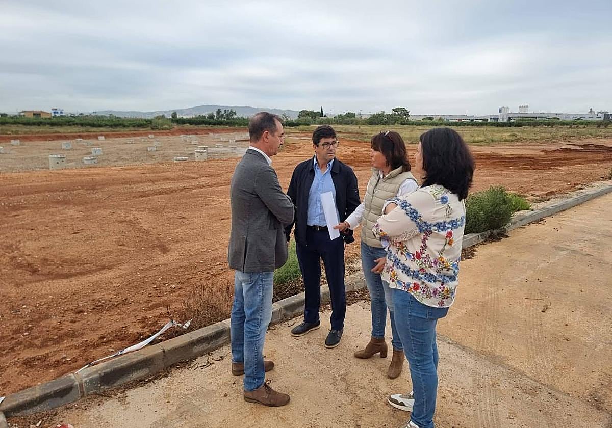 Representantes de los Ayuntamientos junto a la balsa de laminación.