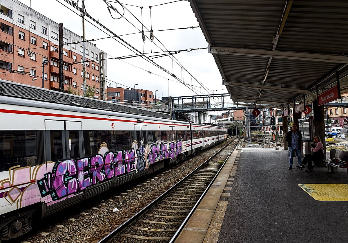 Un tren con pintadas.