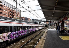 Un tren con pintadas.