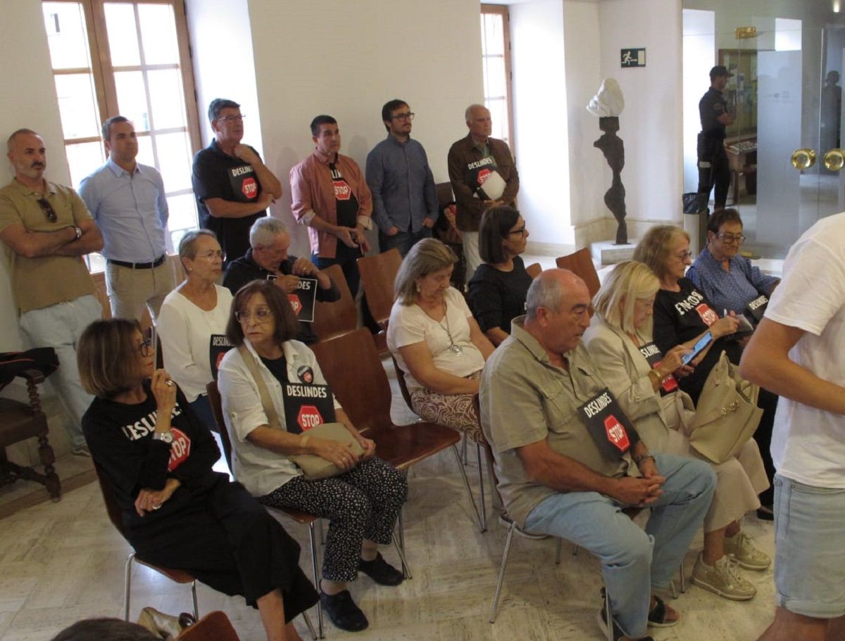 Los afectados por los deslines, que han asistido al pleno de hoy.