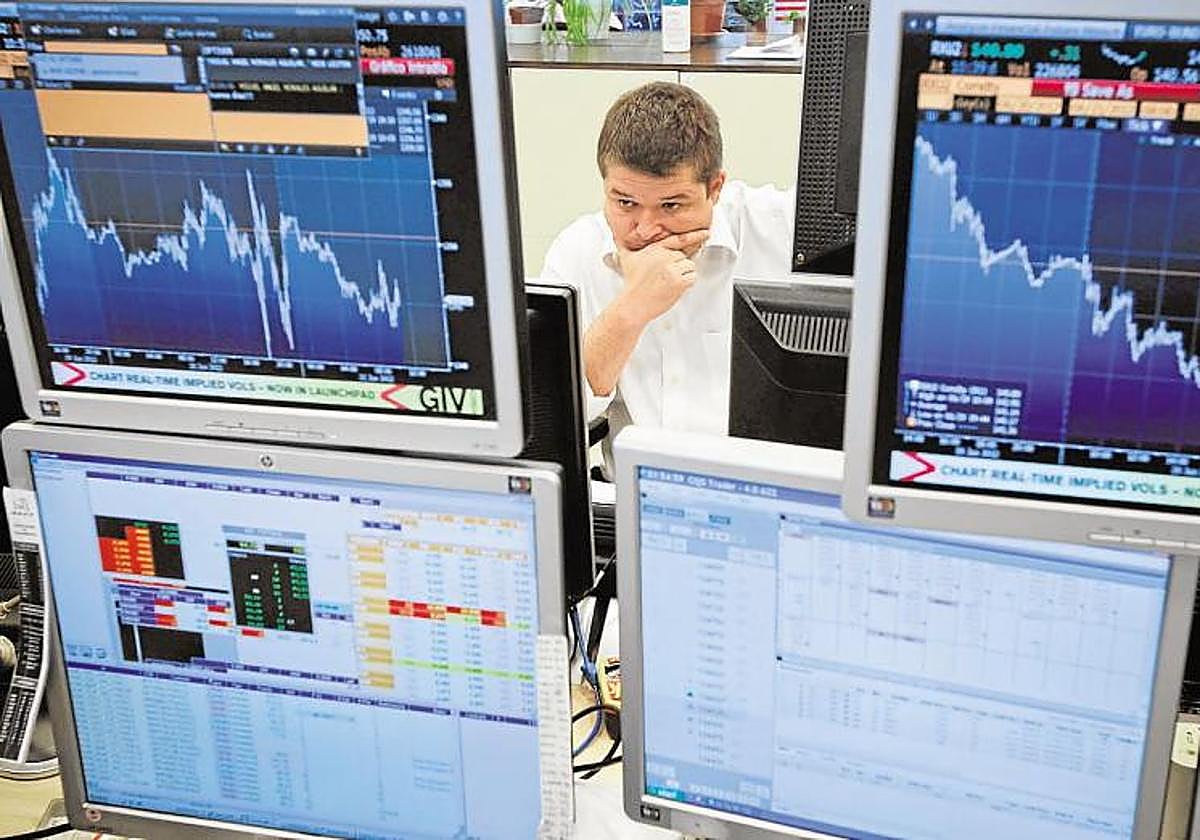 Un empleado de una empresa de servicios financieros sigue la evolución de las cotizaciones, en una imagen de archivo.