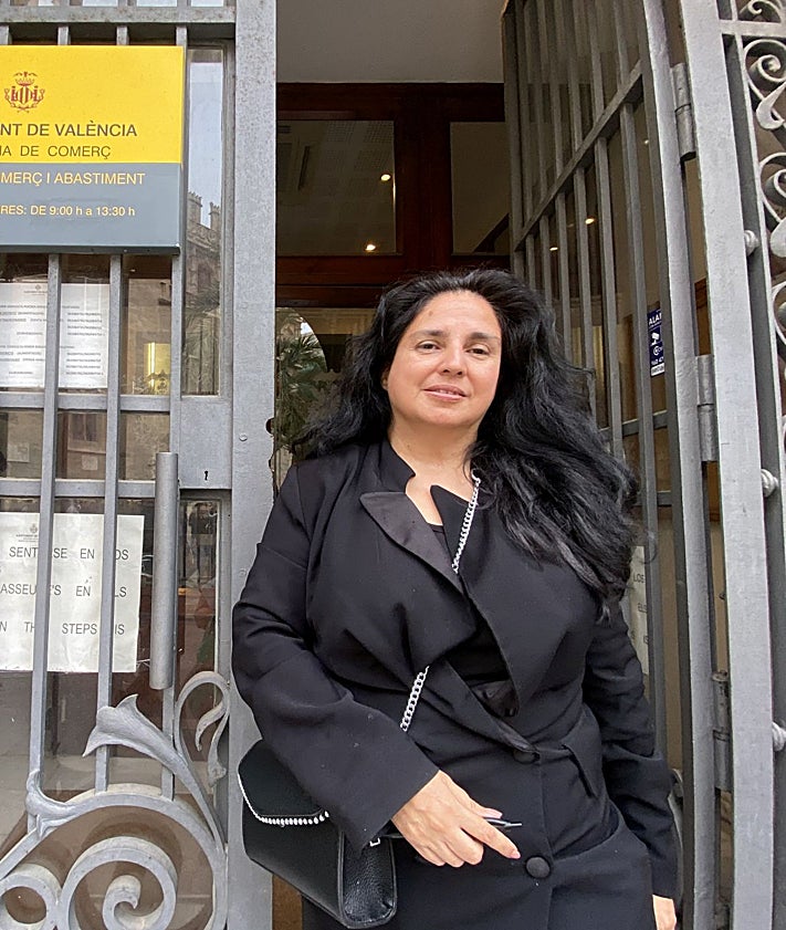 Imagen secundaria 2 - Andrea y Jonhatan, que abrirán la panadería ecológica en Ruzafa; Beatriz Millán, que pondrá una panadería en el Mercado de Castilla, Hamest Rafael (d) que ampliará su parada de hamburguesas caseras y abajo, Rosalía, que venderá productos argentinos en el Mercado de Jerusalén.