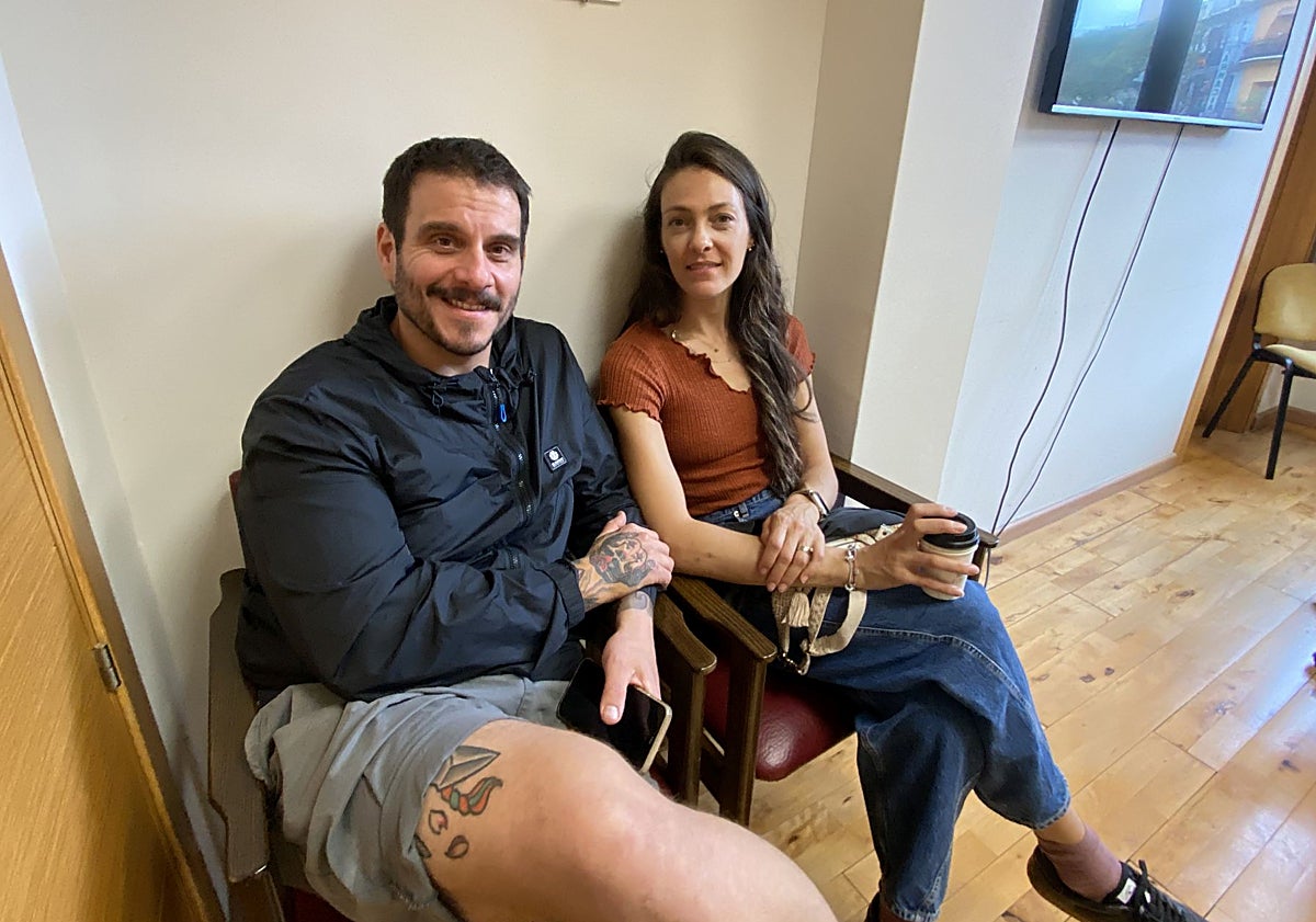 Imagen principal - Andrea y Jonhatan, que abrirán la panadería ecológica en Ruzafa; Beatriz Millán, que pondrá una panadería en el Mercado de Castilla, Hamest Rafael (d) que ampliará su parada de hamburguesas caseras y abajo, Rosalía, que venderá productos argentinos en el Mercado de Jerusalén.