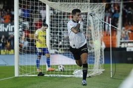 Hugo Duro, en un partido con el Valencia.
