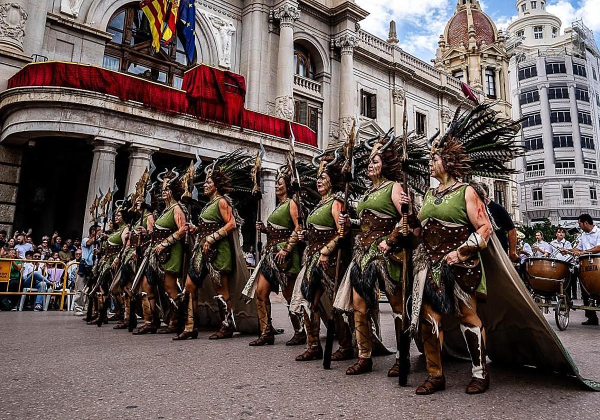 Moros y cristianos en la plaza del Ayuntamiento.