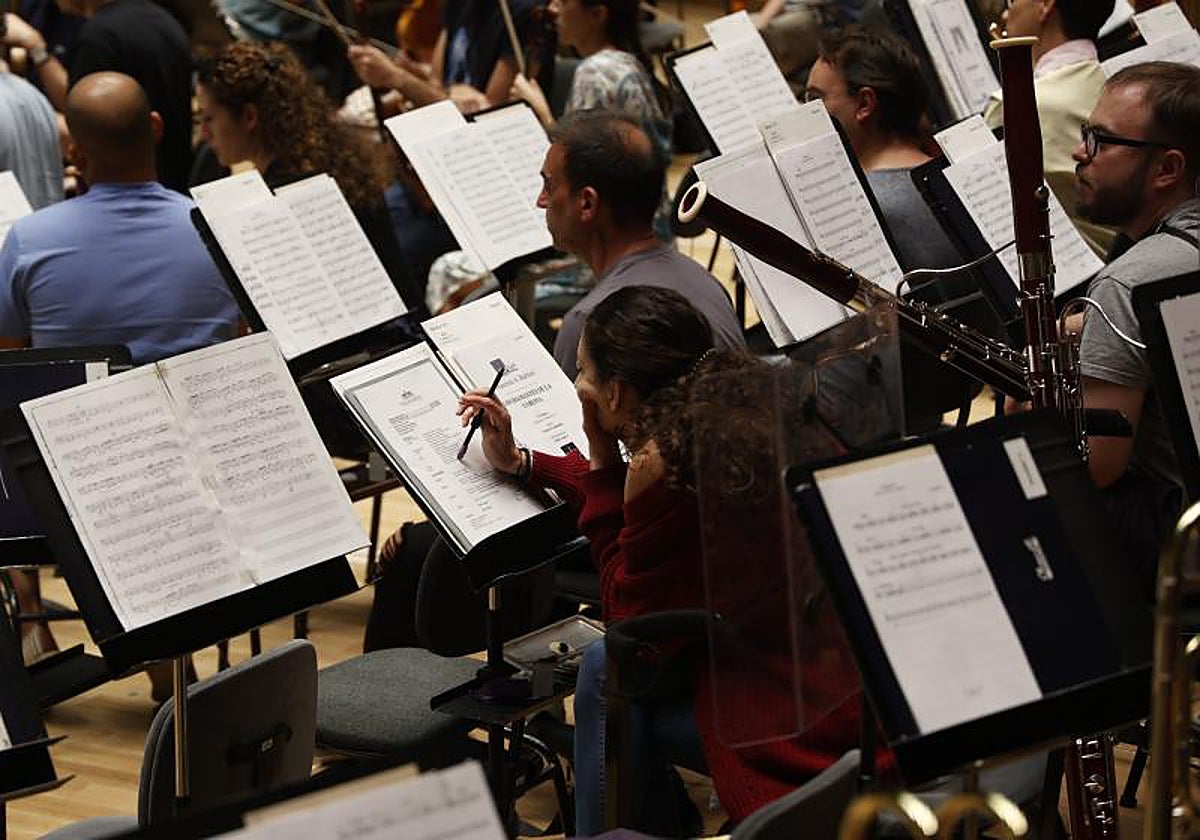 Músicos de la Orquesta Municipal, en uno de sus ensayos.