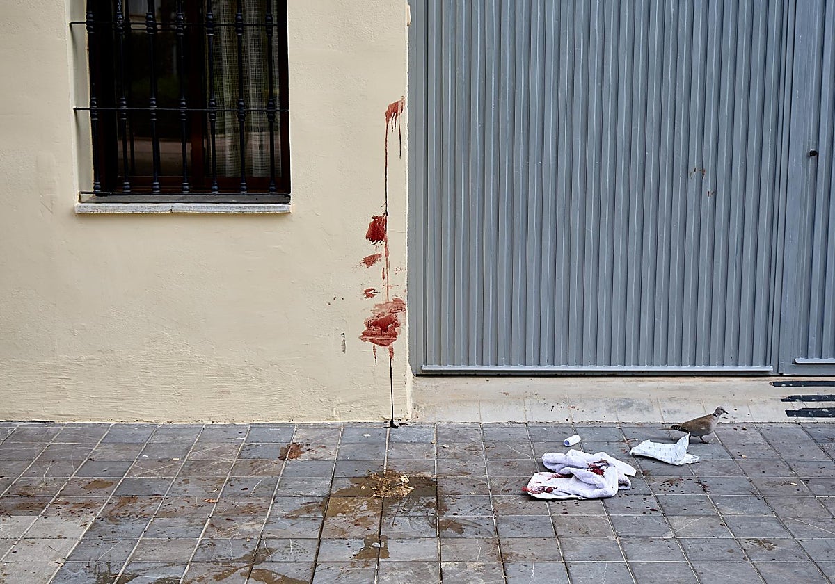 El lugar donde fue apuñalado el menor en el cuello.