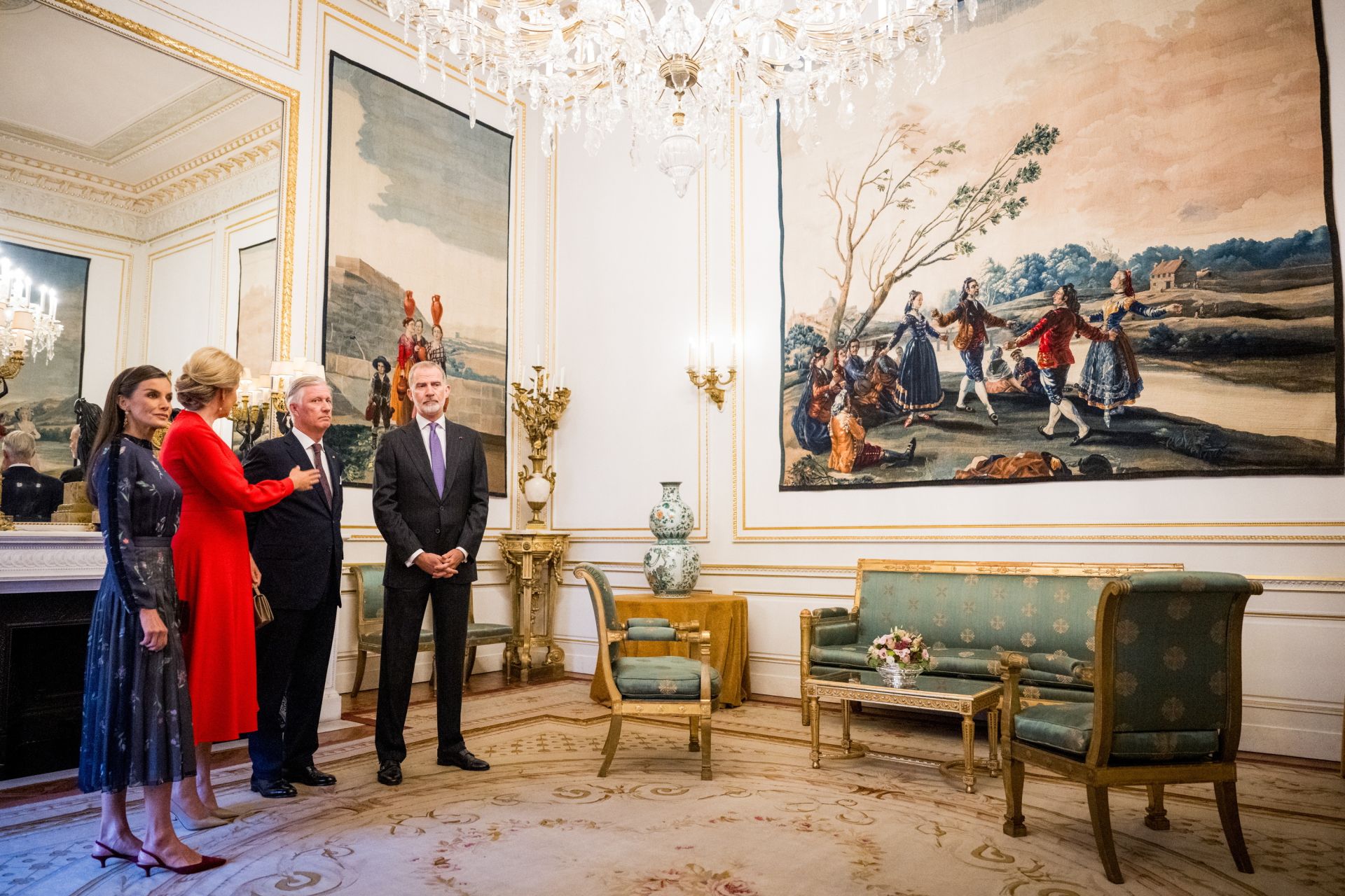 FOTOS | Letizia deslumbra en Bruselas con un impecable &#039;look&#039; en homenaje a Armani