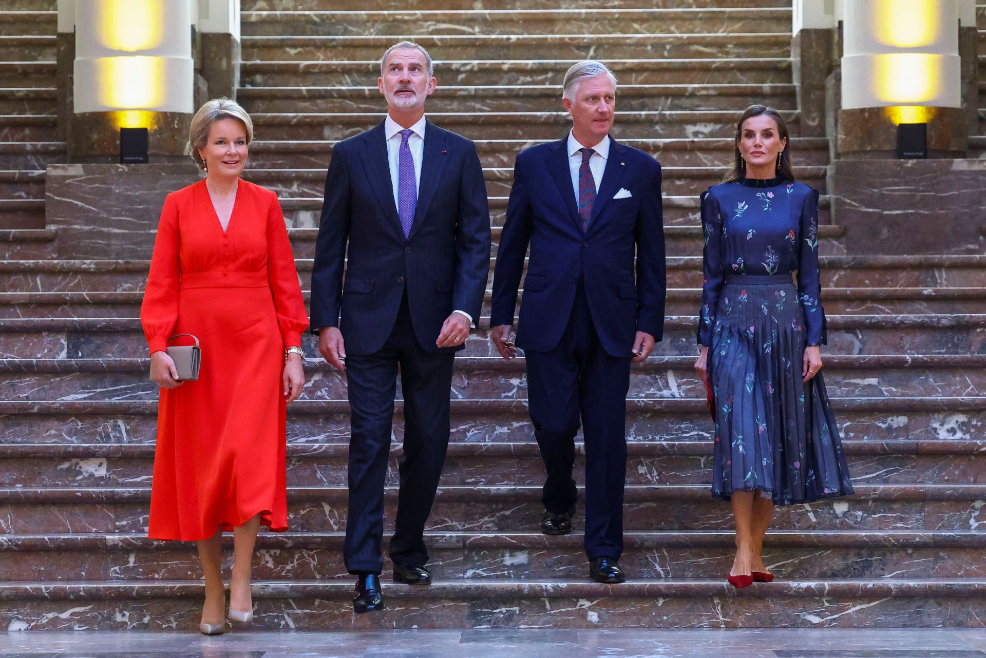 FOTOS | Letizia deslumbra en Bruselas con un impecable &#039;look&#039; en homenaje a Armani