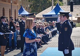 El jefe regional de Operaciones de la Policía Nacional saluda a la delegada del Gobierno.