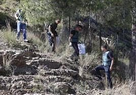 Agentes de la Guardia Civil descienden del punto en el que fue hallado el cuerpo de Bea en el monte de Oliva.