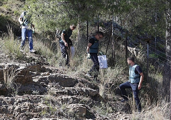 Agentes de la Guardia Civil descienden del punto en el que fue hallado el cuerpo de Bea en el monte de Oliva.